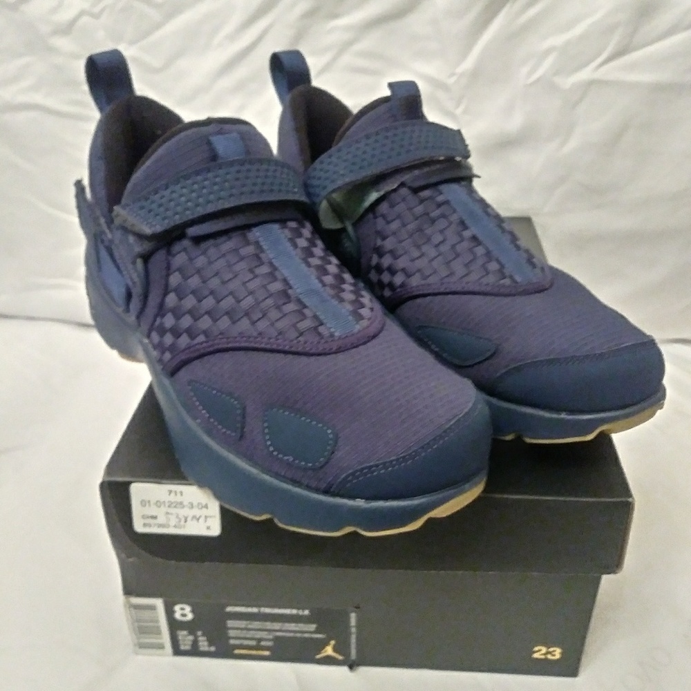 Size 8 mens Jordan trunner
